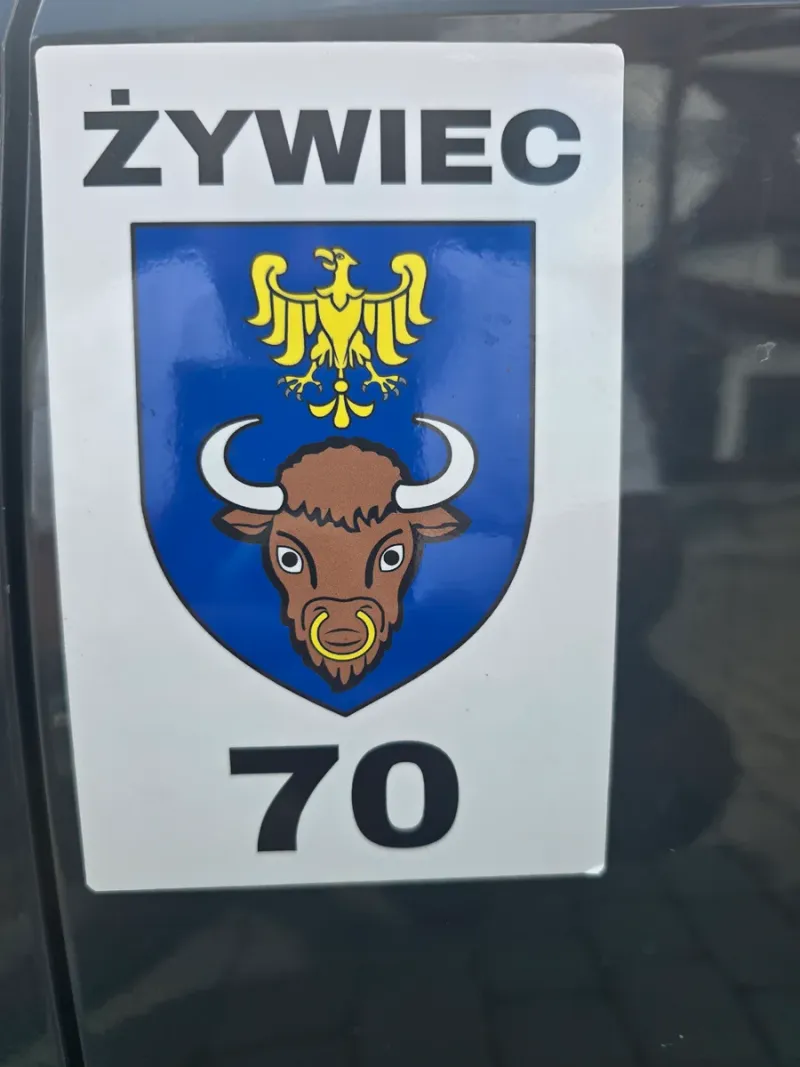 Licencja taxi numer 70 wydana przez Miasto Żywiec, naklejka z herbem Żywca na aucie