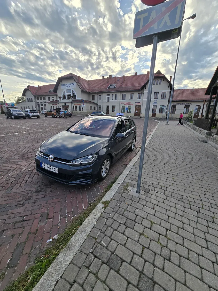 Taksówka Taxi Szeryf na oznakowanym postoju taxi przy dworcu w Żywcu