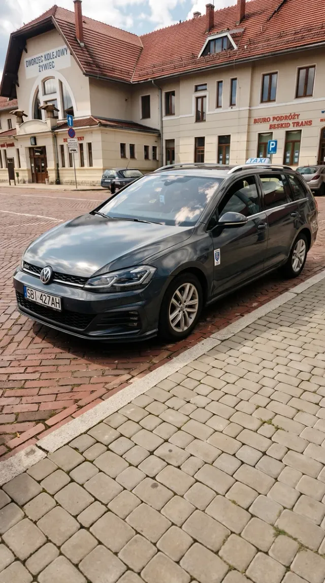 Taxi Szeryf Żywiec przed Dworcem Kolejowym Żywiec w ciągu dnia