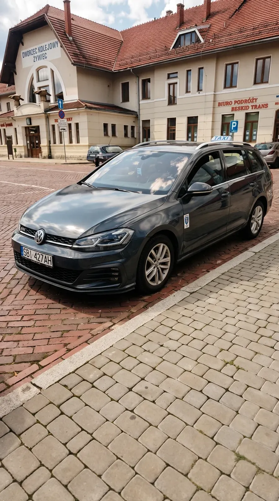 Transfery lotnicze Żywiec – Taxi Szeryf Żywiec przed Dworcem Kolejowym Żywiec w ciągu dnia